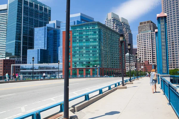 Boston skyline desde Seaport boulevard bridge Massachusetts EE.UU. — Foto de Stock