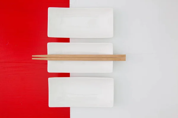 Prázdné keramické misky a bambusové hůlky pro sushi jídlo — Stock fotografie