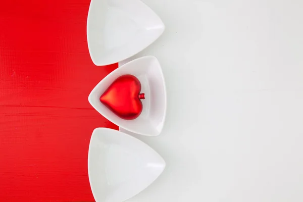 Bols en céramique pour la nourriture sushi et coeur rouge — Photo