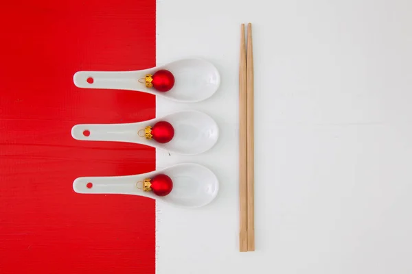 Cucharas de cerámica y palillos de bambú para comida de sushi —  Fotos de Stock