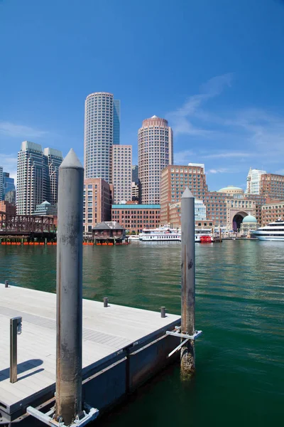 Linha do horizonte de Boston e Northern Avenue Bridge . — Fotografia de Stock