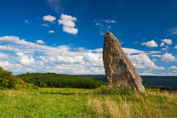 Tisíciletí menhir na kopci — Stock fotografie