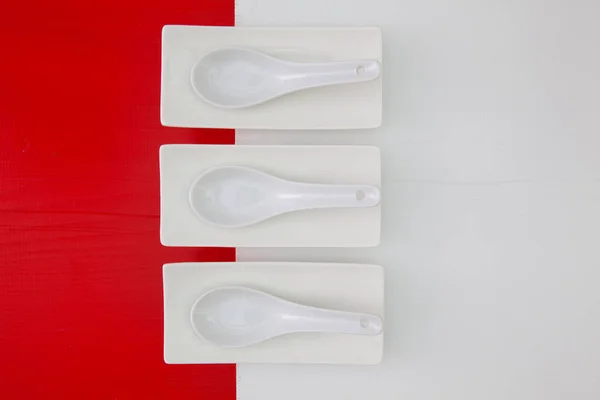 Mangkuk keramik dan sendok untuk makanan sushi — Stok Foto