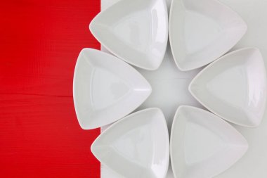 Ahşap masa suşi yemek boş seramik kaseler