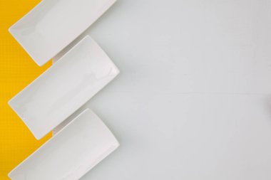 Ahşap masa suşi yemek seramik kaseler