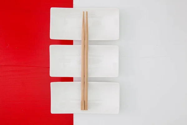 Cuencos de cerámica vacíos y palillos de bambú para comida de sushi — Foto de Stock
