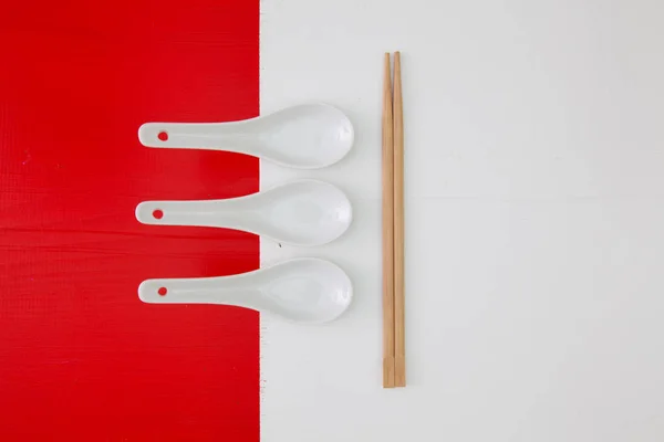 Cuillères en céramique et baguettes en bambou pour la nourriture sushi — Photo