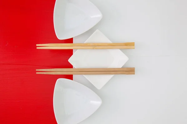 Taças de cerâmica e pauzinhos de bambu para sushi food — Fotografia de Stock