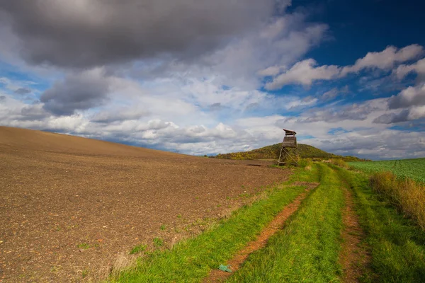 Torre Huntig en el camino vacío entre campos, República Checa —  Fotos de Stock