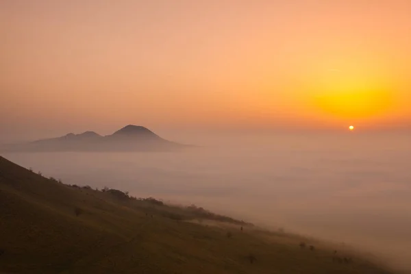 Туманний ранковий в центральній частині нагір'я богемний, Чеська Республіка — стокове фото