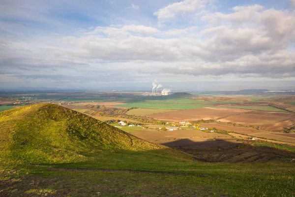 Utsikt från toppen av Rana hill på kraftverket i Pocerady. — Stockfoto