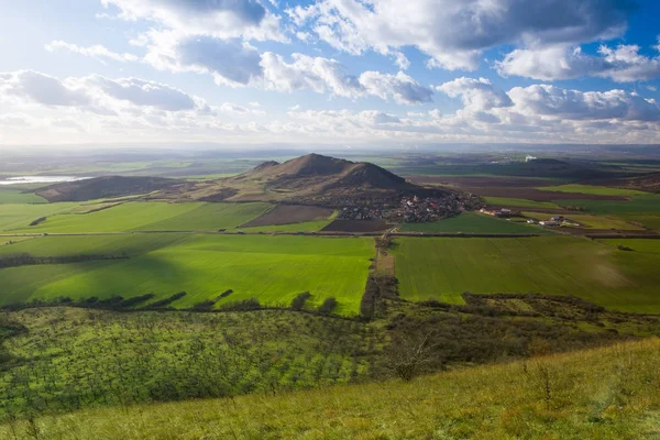 Vue depuis le sommet de la colline d'Oblik.République tchèque — Photo