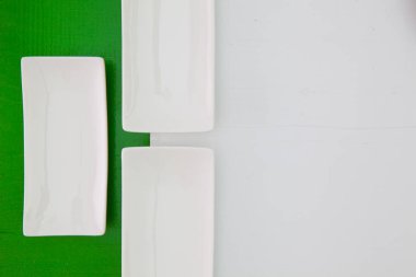 Ahşap masa suşi yemek seramik kaseler