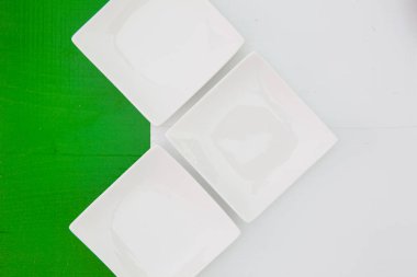 Ahşap masa suşi yemek seramik kaseler