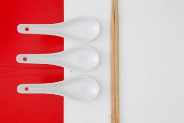 Seramik kaşık ve bambu çubuk suşi yemek için 