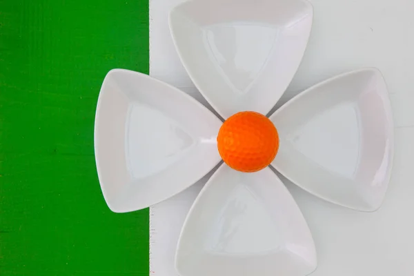 Keramikschalen Für Sushi Und Golfball Auf Dem Grün Weißen Holztisch — Stockfoto