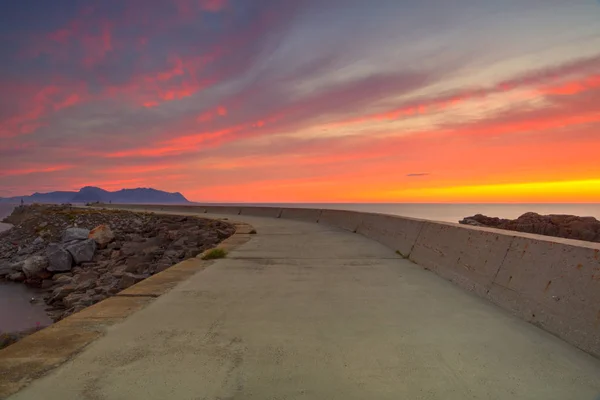 Auf der Seebrücke in Laukvik bei Sonnenuntergang, Norwegen — Stockfoto