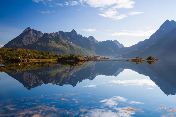 Reggel a szimmetria a Lofoten-sziget, Norvégia — Stock Fotó