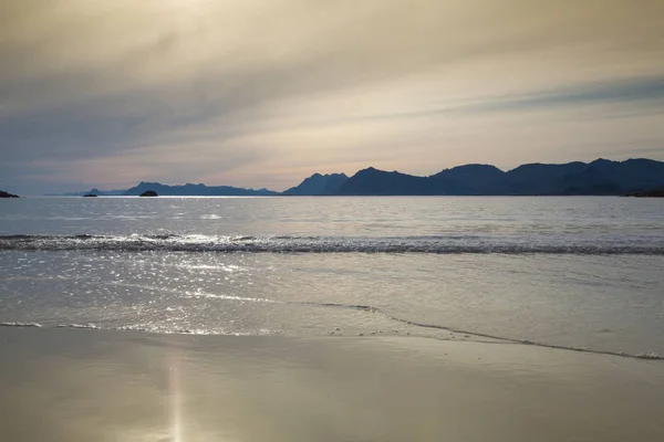 Pôr do sol na praia Roervik vazia, Noruega — Fotografia de Stock