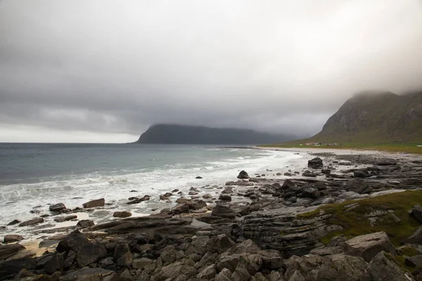 Paysage dramatique sur la plage d'Uttakleiv, Norvège — Photo