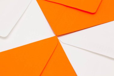 Farklı renkli zarflar 