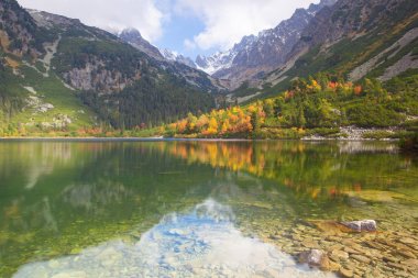 Sonbahar sahne üzerinde Popradske pleso, yüksek Tatras, Slovakya. 