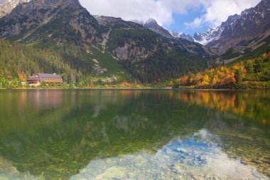 Sonbahar sahne üzerinde Popradske pleso, yüksek Tatras, Slovakya. 