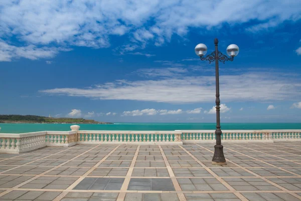 Passeio marítimo pela praia de El Sardinero, Santander, Espanha — Fotografia de Stock