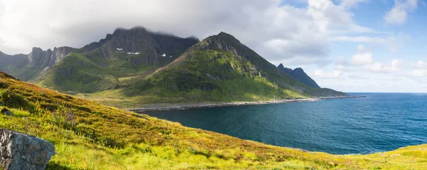 Nézd a Knuten-csúcs Senja-sziget, Norvégia. — Stock Fotó