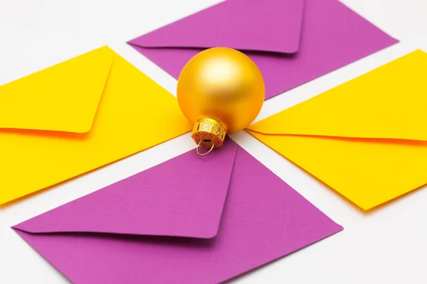 Verschillende gekleurde enveloppen en Cristmas decoratie — Stockfoto