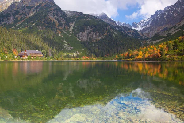 Cenário de outono em Popradske pleso, High Tatras, Eslováquia . — Fotografia de Stock