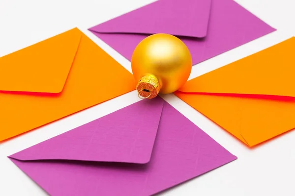 Diferentes sobres de colores y decoración de Navidad —  Fotos de Stock