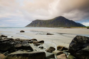 Boş sahilde, Lofoten Adaları'nda günbatımı, Norveç