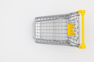 Boş sarı alışveriş arabası. 