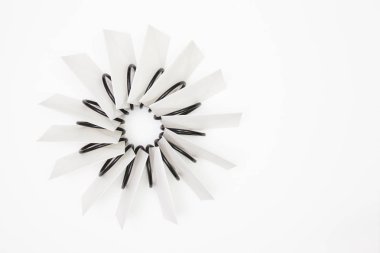 Beyaz beyaz masa zarflara pervanesinin