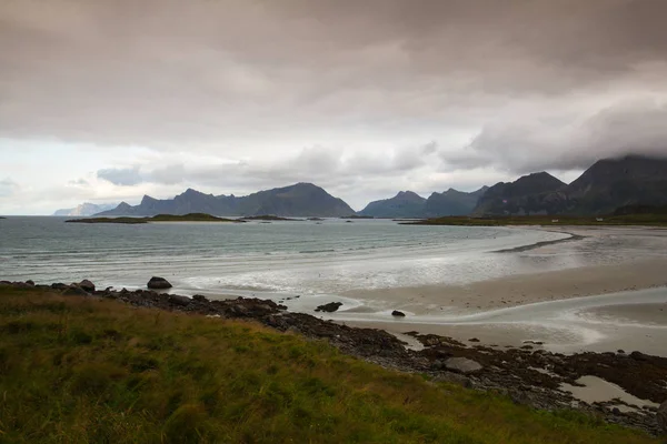 Sur la plage vide, les îles Lofoten au coucher du soleil, Norvège — Photo