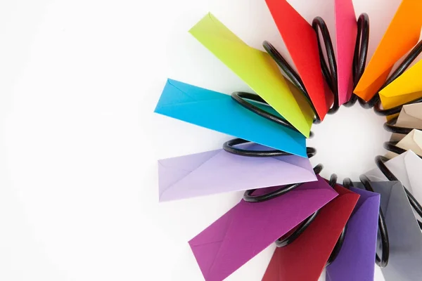 Hélice d'enveloppes colorées sur le bureau blanc — Photo
