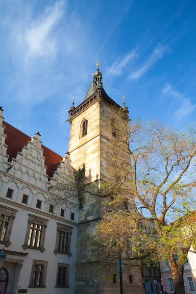 Os edifícios da New Town Hall na Praça Charles, Praga — Fotografia de Stock