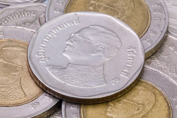 Тайские батовые монеты на столе . — стоковое фото