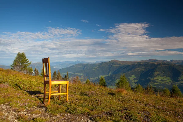Παλιά ξύλινη καρέκλα στην κορυφή στο Carnic Apls στην Αυστρία. — Φωτογραφία Αρχείου