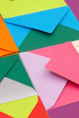 Farklı renkli zarflar masanın üstüne