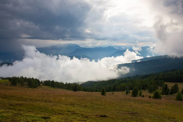 Serata drammatica negli altopiani carnici prima della tempesta, Austria . — Foto Stock