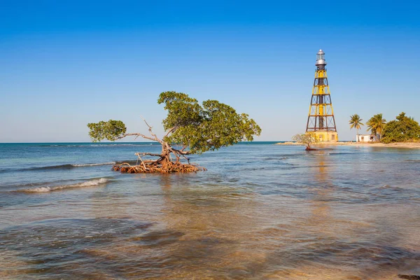 在 Jutias 岛海滩上，古巴的灯塔 — 图库照片