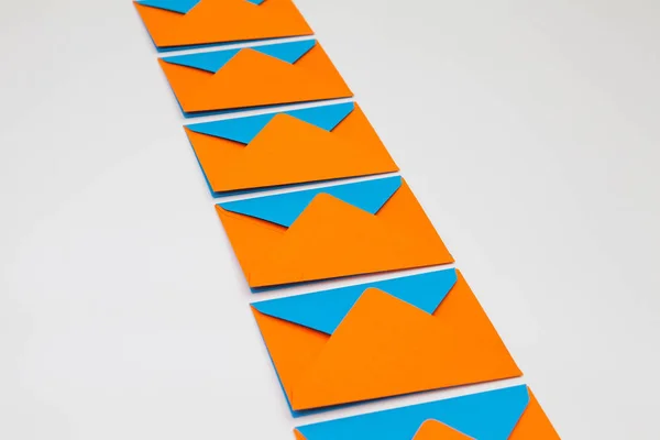 Farklı renkli zarflar masanın üstüne — Stok fotoğraf