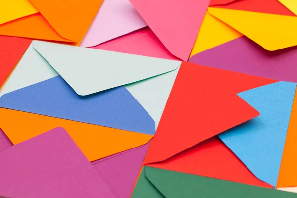 異なる色の机の上の封筒 — ストック写真