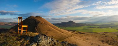 Rana hill ve ahşap sandalye tepesinden güneş doğarken görüntülemek. 