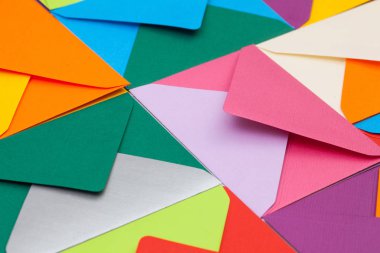 Farklı renkli zarflar masanın üstüne