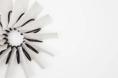 Beyaz beyaz masa zarflara pervanesinin