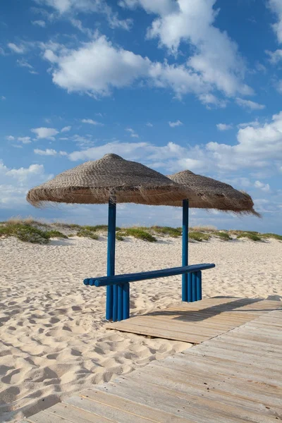 Filas de tumbonas y sombrillas en la playa.Tavira, Portugal —  Fotos de Stock