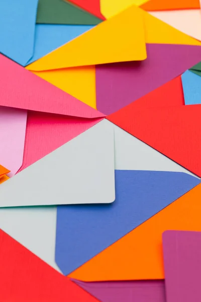 Diferentes envelopes coloridos na mesa — Fotografia de Stock